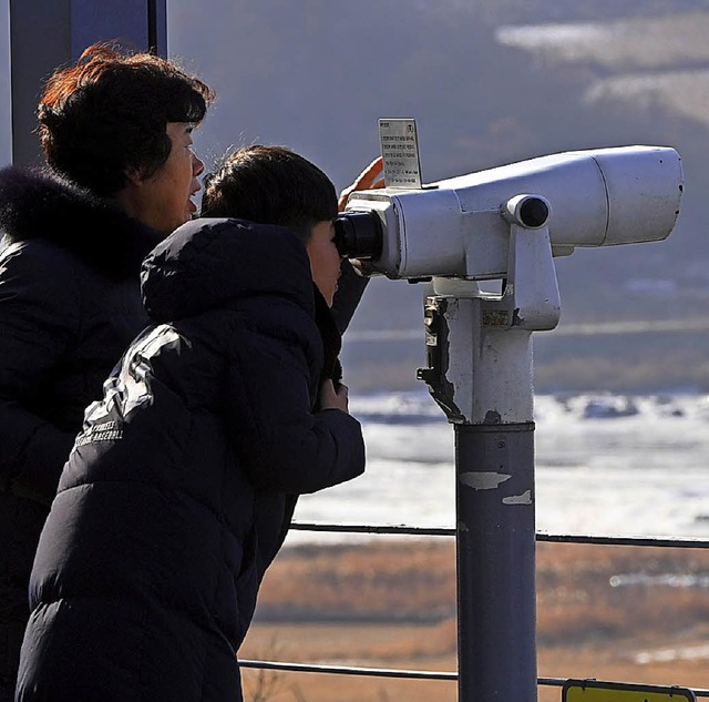 Sdkoreaner beobachten am Neujahrstag die Grenze nach Nordkorea.   | Foto: AFP