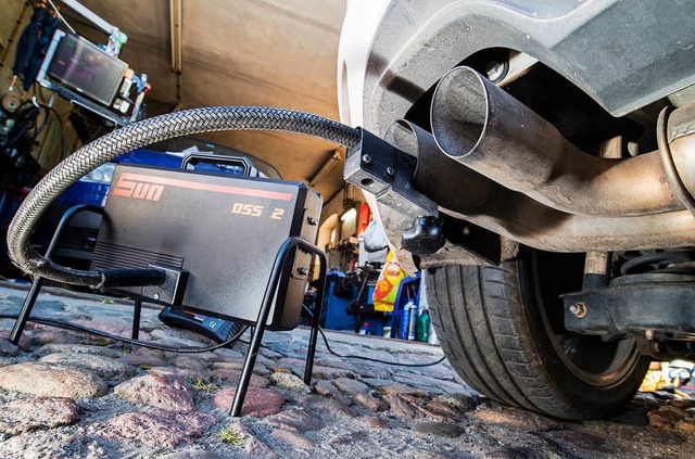 Ein Messeschlauch steckt im Auspuff eines Dieselfahrzeugs.  | Foto: dpa