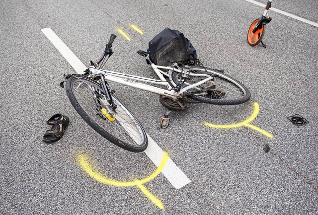 Eine Fahrradfahrerin wurde bei einem Unfall in Lrrach verletzt (Symbolfoto).  | Foto: dpa