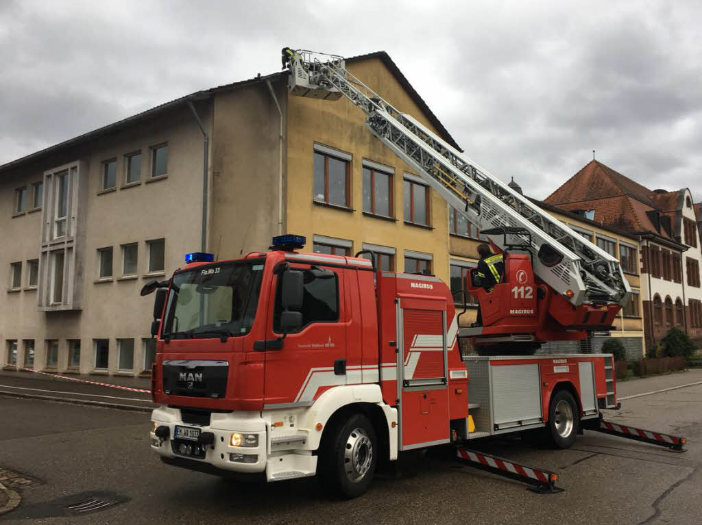 Die Feuerwehrabteilungen Waldkirch und Kollnau wurden am Mittwochvormittag nach Kollnau gerufen. Dort hatten sich an den Dchern Ziegel gelockert.