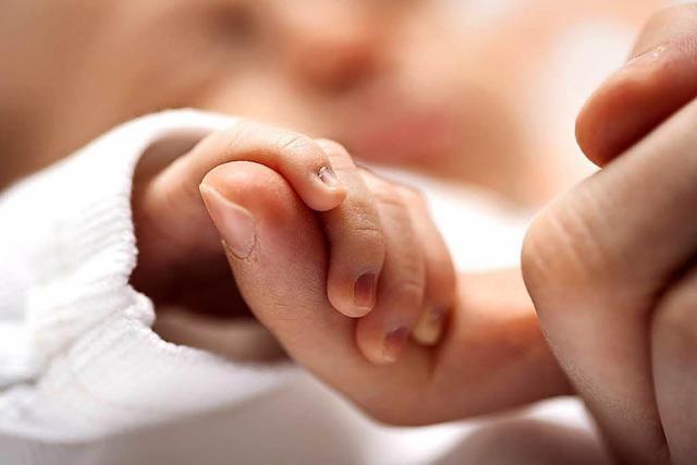 Säugling in Tragetasche auf Krankenhausparkplatz ausgesetzt