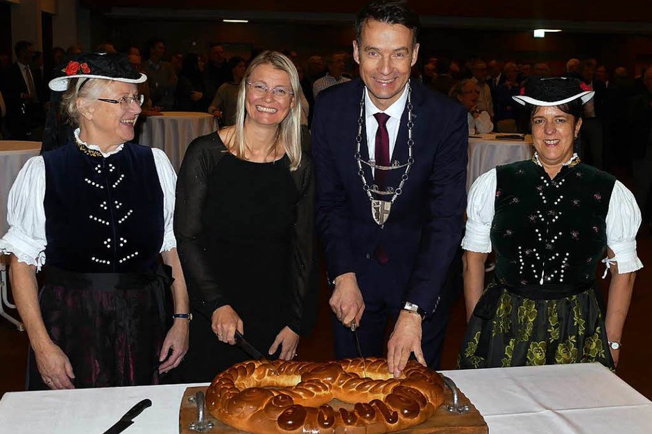 Gut gelaunt begrüßten die Bürgerinnen und Bürger der Gemeinde Kirchzarten im Kurhaus das neue Jahr. (Foto: Markus Donner) Gut gelaunt begrüßten die Bürgerinnen und Bürger der Gemeinde Kirchzarten im Kurhaus das neue Jahr. (Foto: Markus Donner)