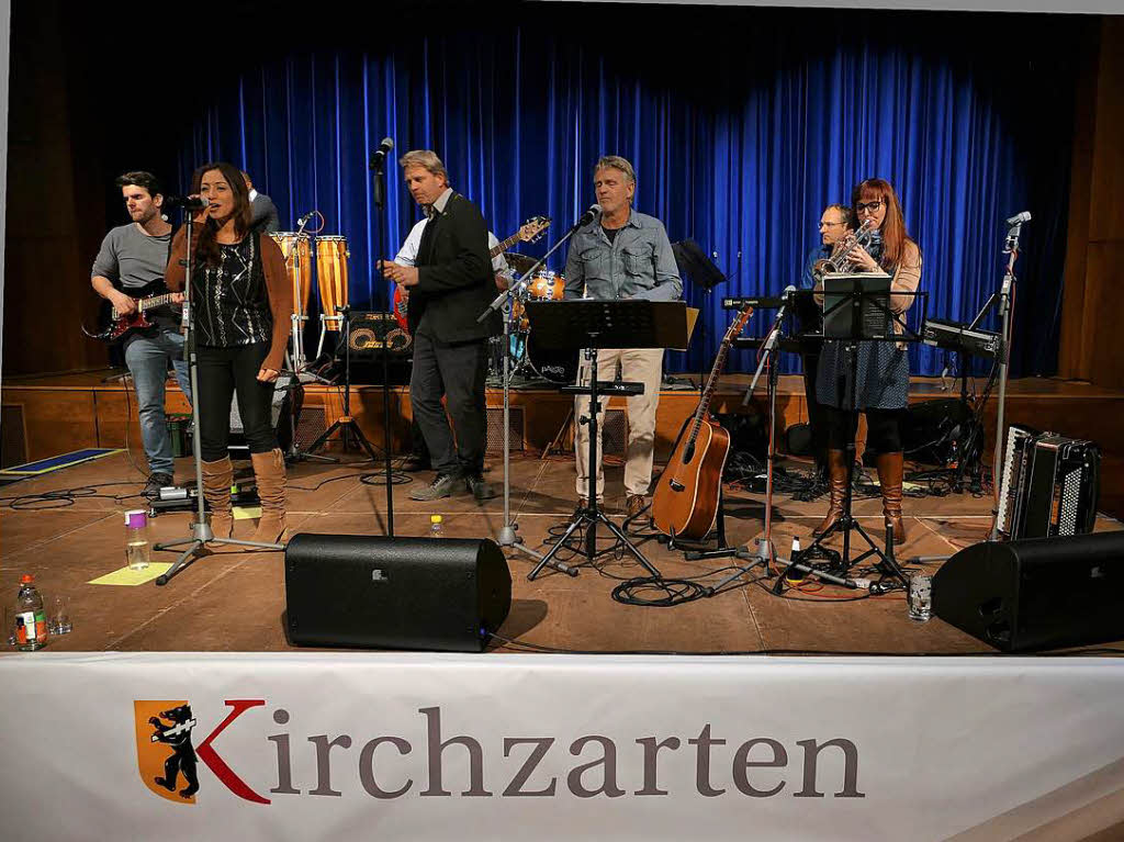 Gut gelaunt begrten die Brgerinnen und Brger der Gemeinde Kirchzarten im Kurhaus das neue Jahr.