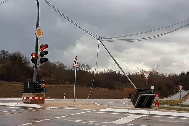 Sturmtief Burglind bringt die Ampel am Sulzer Kreuz zu Fall