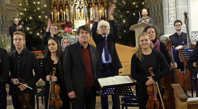 Das Ensemble mit seinem Dirigenten Chr...audierte Gerhard Gnann auf der Empore.  | Foto: Anne Freyer