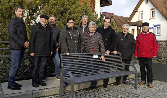 Eine weitere Sitzbank hat Ortsvorstehe...ftsrte waren bei der bergabe dabei.   | Foto: Heidi Fssel