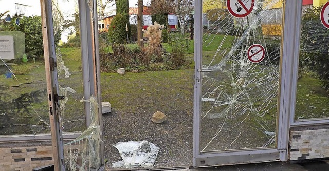 Mit einem Stein schlugen die Unbekannt...cheiben der Pestalozzi-Turnhalle ein.   | Foto: Polizei