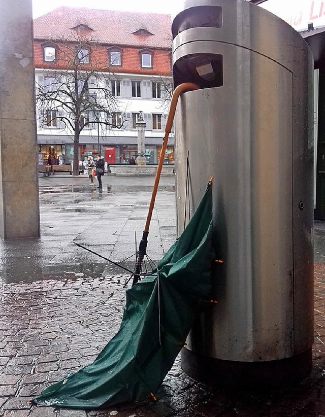 Ein vom Sturm zerfetzter Regenschirm h... einem Mlleimer am Alten Marktplatz.   | Foto: Gerigk