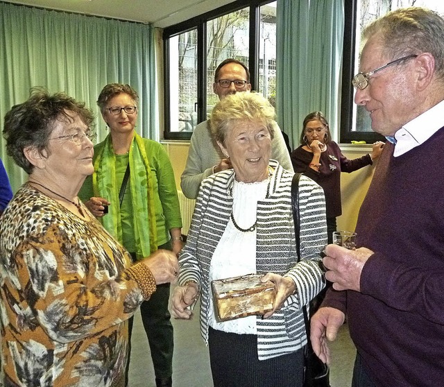 Helene Brombacher dankt Christel und K...en Blumenschmuck in tlingen kmmern.   | Foto: Buck