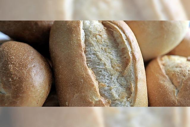 Frau findet weitere Stecknadel in einem Brtchen