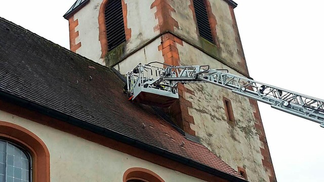Die von der Petruskirche gefallenen Da...t Hilfe der Drehleiter ersetzt werden.  | Foto: Bachmann