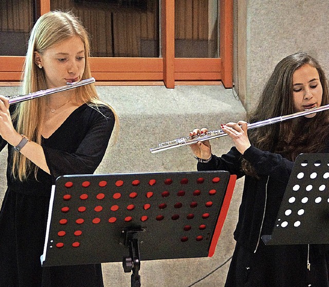 Leonie Daubmann und Alina Bche umrahm...t Musikstcken  auf ihren Querflten.   | Foto: Verena Wehrle