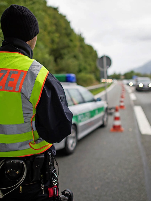 Seit 2015 wird an der deutsch-sterreichischen Grenze wieder kontrolliert.  | Foto: dpa