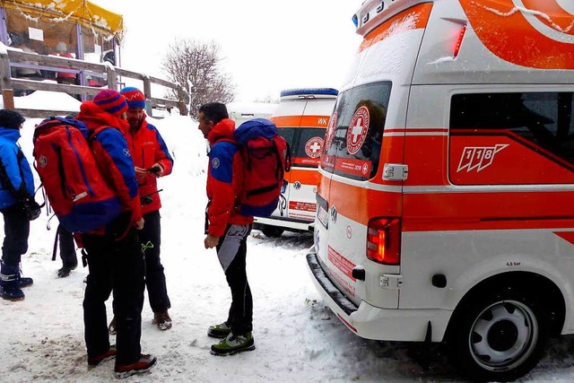 Rettungskrfte beraten sich in St. Valentin in Sdtirol.  | Foto: dpa