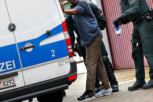 Sind Zuwanderer krimineller als schon ...chland lebende Auslnder und Deutsche?  | Foto: dpa