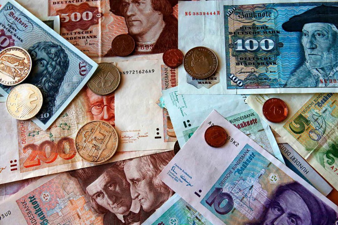 Der Anblick von D-Mark-Noten und Mnze... alte Geld jedoch tglich umgetauscht.  | Foto: dpa