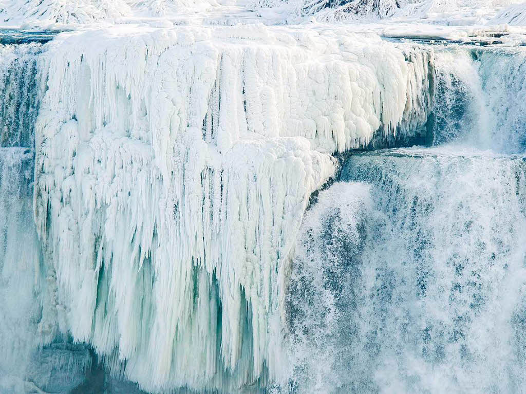Eisiger Winter in den USA: Die Niagaraflle, die an der Grenze des US-Bundestaates New York und der kanadischen Provinz Ontario liegen, sind vereist.
