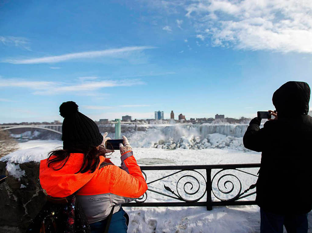 Eisiger Winter in den USA: Die Niagaraflle, die an der Grenze des US-Bundestaates New York und der kanadischen Provinz Ontario liegen, sind vereist.