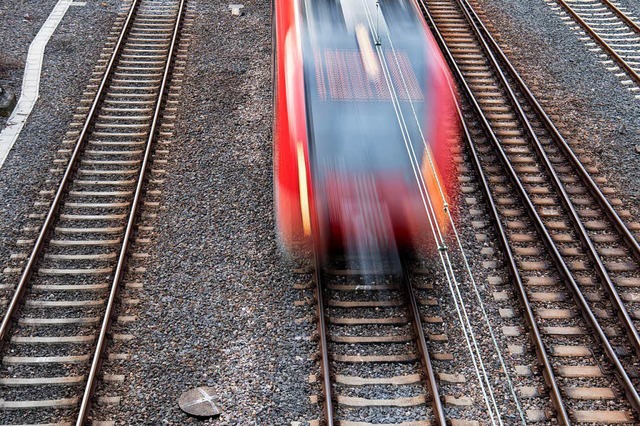 Bahnfahren ist wieder teurer geworden ...manchen Strecken mehr als auf anderen.  | Foto: dpa