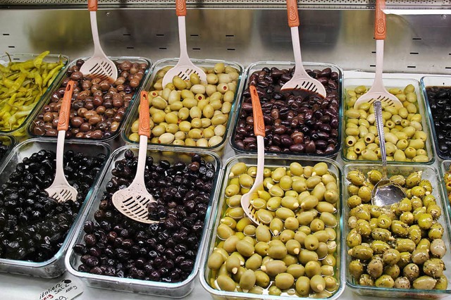 Eingelegte Oliven aus verschiedenen Lndern gehren zum Sortiment des Anadolu.  | Foto: Gina Kutkat