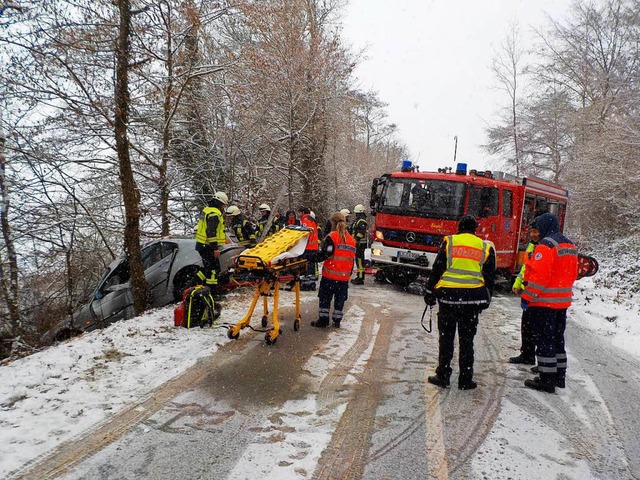 172-mal wurden Kanderner  Feuerwehrleu...schneeglatten Fahrbahn abgekommen war.  | Foto: privat