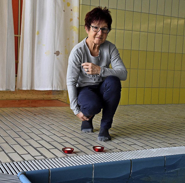 Inge Lickert und der Frderverein Hall...schwimmen ins Hallenbad Breitnau ein.   | Foto: Thomas Biniossek