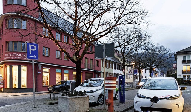 An der Zapfsule am Blumenparkplatz ta...Elektrofahrzeuge Strom tanken knnen.   | Foto: Gabriele Zahn