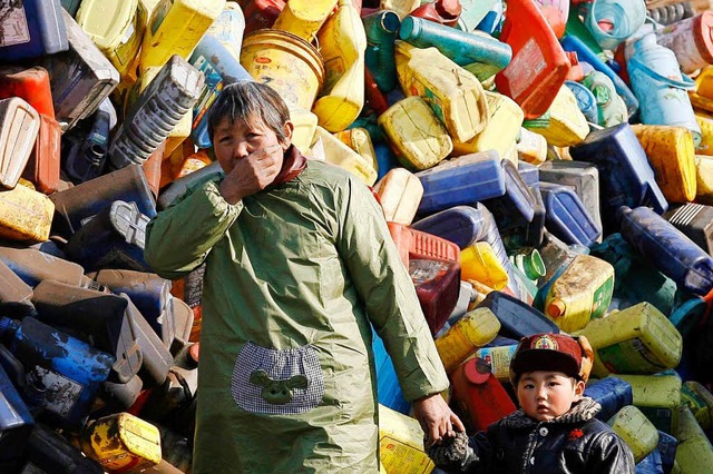 Ein chinesischer Wanderarbeiter sucht ...er Mllkippe nach Wiederverwertbarem.   | Foto: DPA