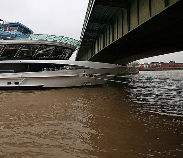 Steigende Pegel, wie hier in Kln, sind fr die Schifffahrt problematisch.   | Foto: Oliver Berg/dpa