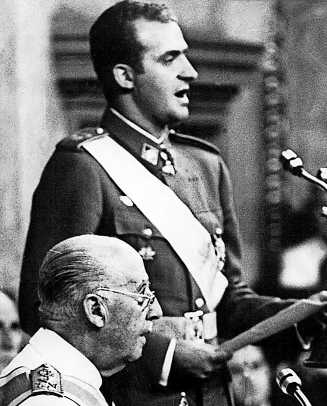 Prinz Juan Carlos bei seiner Vereidigu.... Im Vordergrund sitzt General Franco.  | Foto: dpa