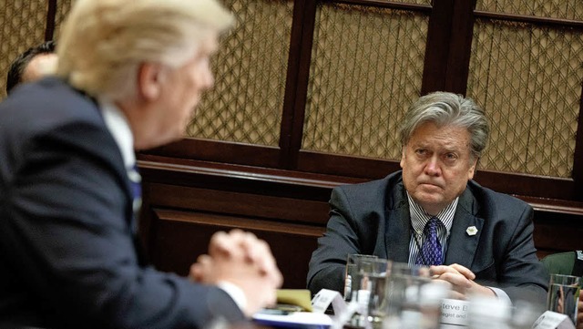 Als sie sich noch vertrugen: US-Prsid...Trump und Steve Bannon im Januar 2017   | Foto: DPA