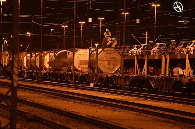 Die Messgruppe der Feuerwehr konnte an...ankcontainer, um das Leck abzudichten.  | Foto: Martin Eckert