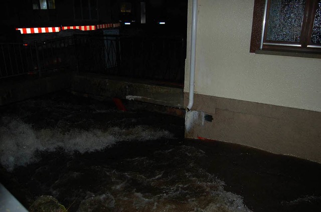 Die Brcke im Husleweg in Todtmoos, rechts die Hochwassermarke  | Foto: fdh