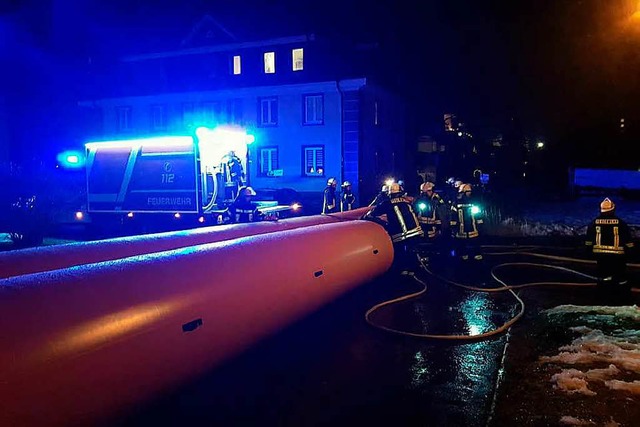 Die Feuerwehr aus Murg untersttzte de...220;. Die Schluche dmmen das Wasser.  | Foto: Feuerwehr Murg