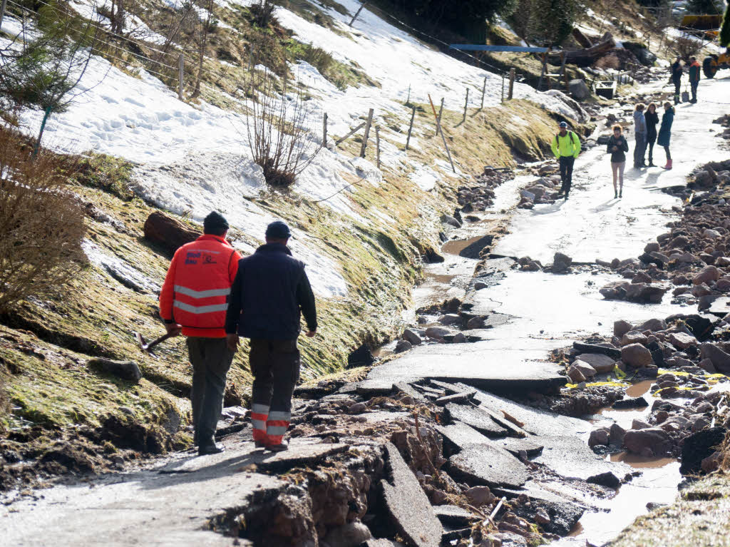 Zwei Mnner auf einer untersphltenStrae in Menzenschwand.