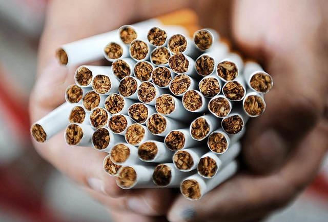 Weil Zigaretten in Frankreich immer te...n, boomt der Tabakhandel in Neuenburg.  | Foto: dpa
