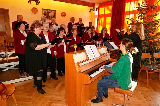 Der gemischte Chor Riedlingen stimmte ...f sein Projektchor-Konzert Mitte Mrz.  | Foto: Markus Maier