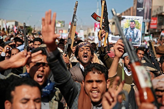 Bewaffnete demonstrieren im Jemen gegen Saudi-Arabien.  | Foto: dpa