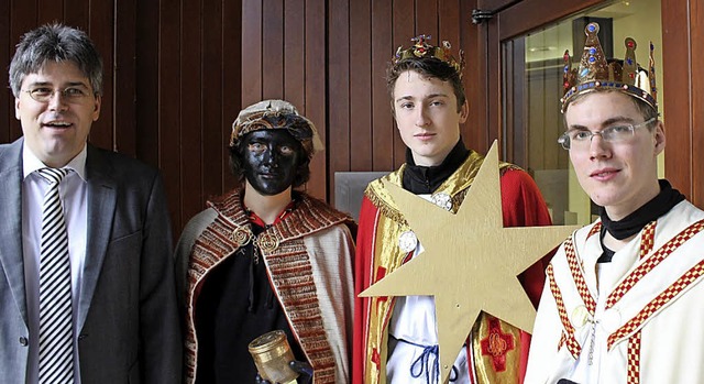 Sternsinger der katholischen Pfarrgeme...sie den traditionellen Segensgru  an.  | Foto:  LRA Waldshut