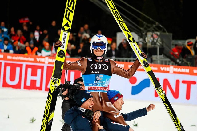 Kamil Stoch aus Polen reagiert auf seinen Sprung im zweiten Durchgang.  | Foto: dpa
