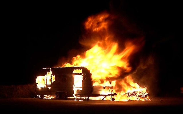 Die beiden Wohnwagen wurden ein Raub der Flammen.  | Foto: Wolfgang Knstle