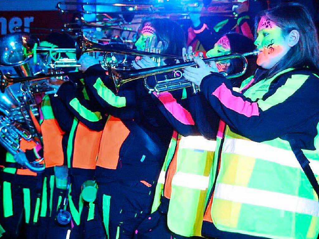 Zehn Guggenmusiken aus der Region lieen es auf einer groen berdachten Bhne krachen.