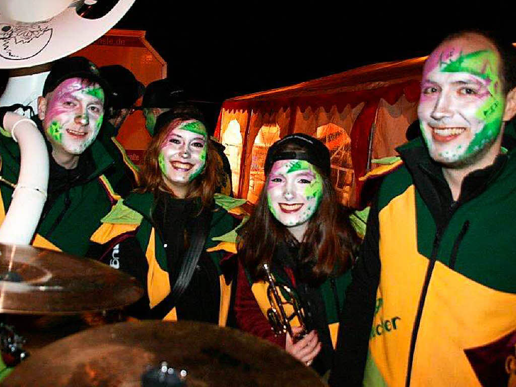 Zehn Guggenmusiken aus der Region lieen es auf einer groen berdachten Bhne krachen.