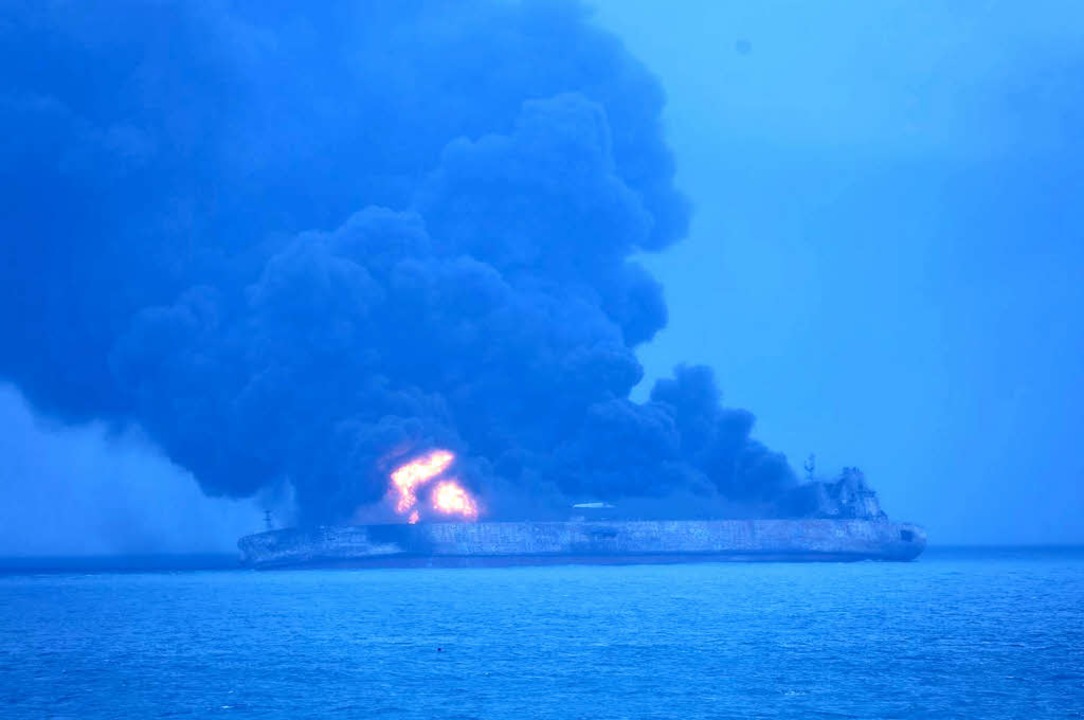 Bei der Kollision von zwei Schiffen vo...&#8222;Sanchi&#8220; in Brand geraten.  | Foto: dpa