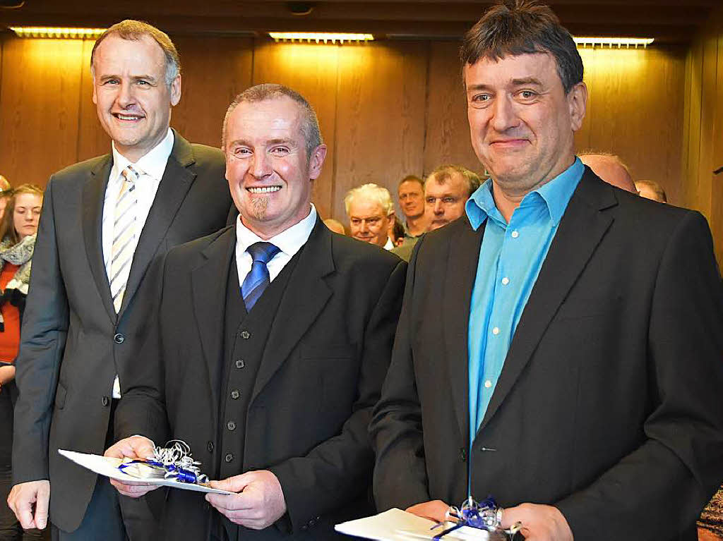 Die Landesehrennadel als Dank fr langjhrige ehrenamtliche Ttigkeit berreichte Brgermeister Thomas Breig an  Gnter Andris (rechts) und Siegfried Knrr (Mitte).