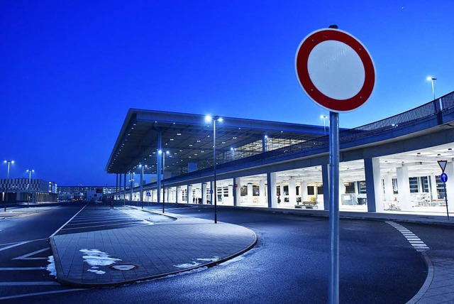 Der Berliner Hauptstadtflughafen BER k... irgendwann fertig werden. Vielleicht.  | Foto: dpa