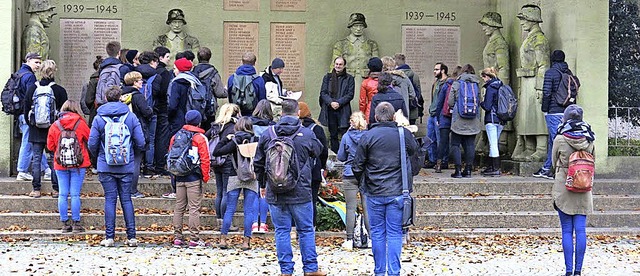 Studierende des Historischen Seminars ...urg vor dem Kriegerdenkmal in Kollnau.  | Foto: Stadt