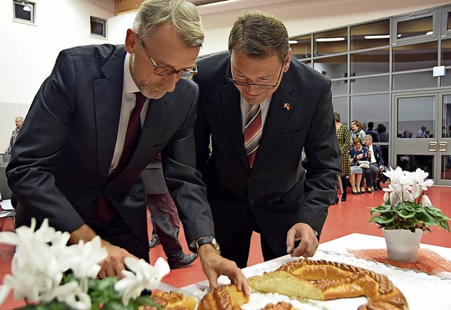 Abwechslung zum Berliner Sondierungsst...beim Aufschneiden der Neujahrsbrezel.   | Foto: beatrice Ehrlich