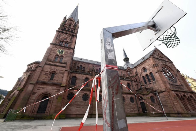 Am Nordturm der Johanneskirche lockert...e Ziegel. Der Dachdecker ist bestellt.  | Foto: Thomas Kunz