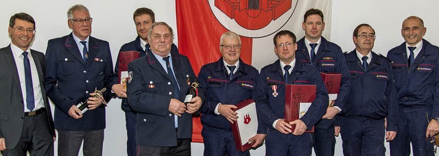 Ehrende und Geehrte bei der Feuerwehr:...Dietrich und Kommandant  Jrgen Rauer.  | Foto: Olaf Michel